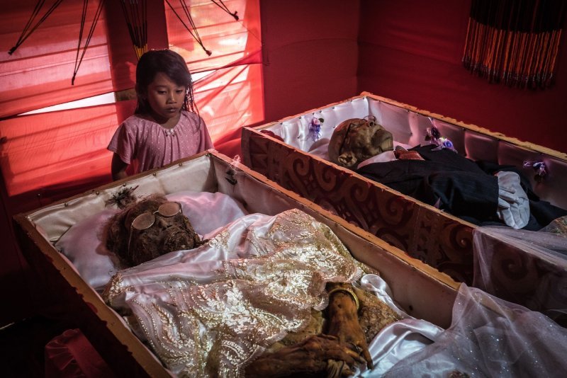 Жизнь с трупами: как в Индонезии ухаживают за умершими