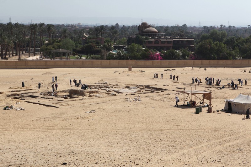 Руины храма покоились под толстым слоем песка и камней