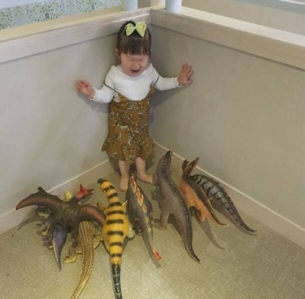 Девочка и динозавры 