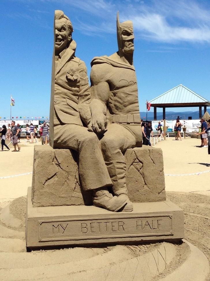 Потрясающая скульптура Джокера и Бэтмена из песка