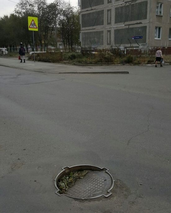 В Челябинске канализационный люк на дороге прикрыли стулом