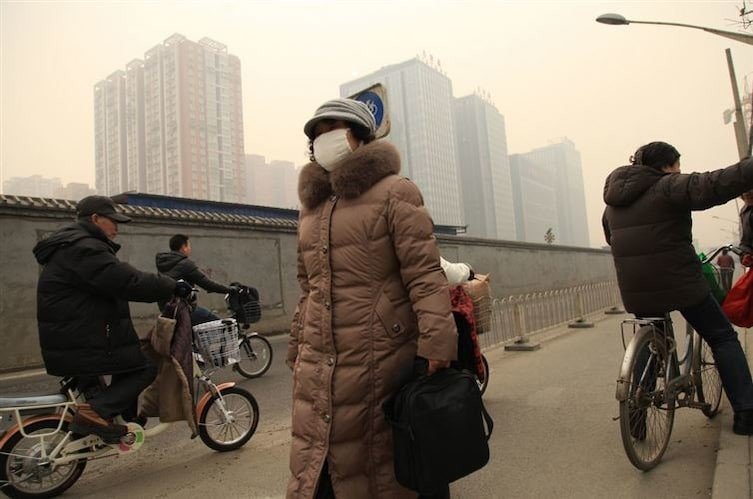 4. Загрязнение воздуха в Пекине настолько сильное, что дышать им целый день - все равно, что выкурить целую пачку сигарет