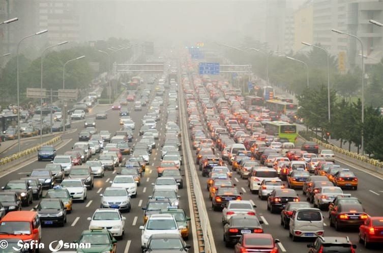 3. Китайцы проводят полжизни в автомобильных пробках. Однажды в Пекине была зарегистрирована самая большая в мире пробка длиной в 100 км, которая продолжалась 10 дней!