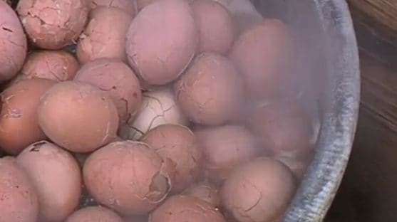 7. Яйца, сваренные в моче девственных мальчиков - в Китае деликатес