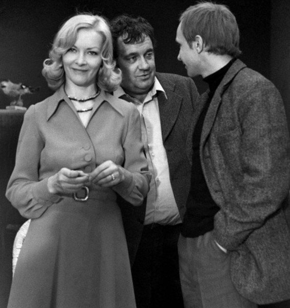 Барбара Брыльска с Эльдаром Рязановым и Андреем Мягковым во время съемок «Иронии судьбы», 1974 год