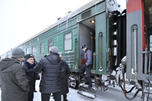 Дебош 90 пьяных вахтовиков в поезде в Забайкалье пришлось усмирять спецназу