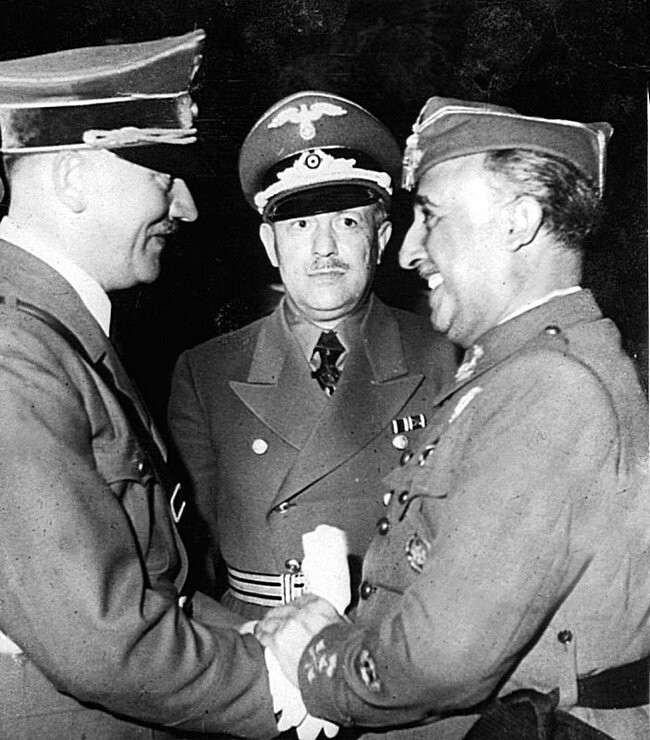 Гитлер пожимает руку диктатору Испании Ф. Франко (Francisco Franco, 1892—1975)