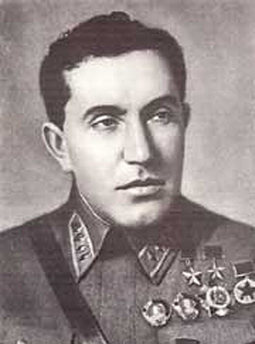На фото Яков Смушкевич, он же генерал Дуглас, старший советник при командующем ВВС и командир группы советских летчиков.