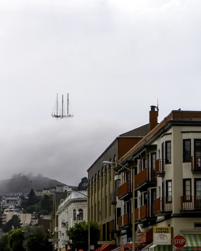 На этом фото верх башни Сутро в Сан-Франциско выглядит совсем как корабль