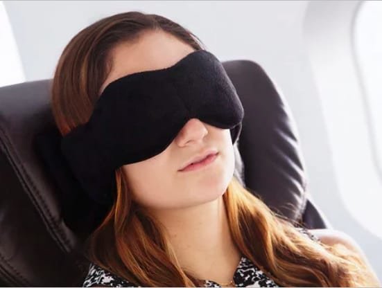 8. Маска для сна, которая оказывает мягкое давление на глаза, создавая дополнительное расслабление