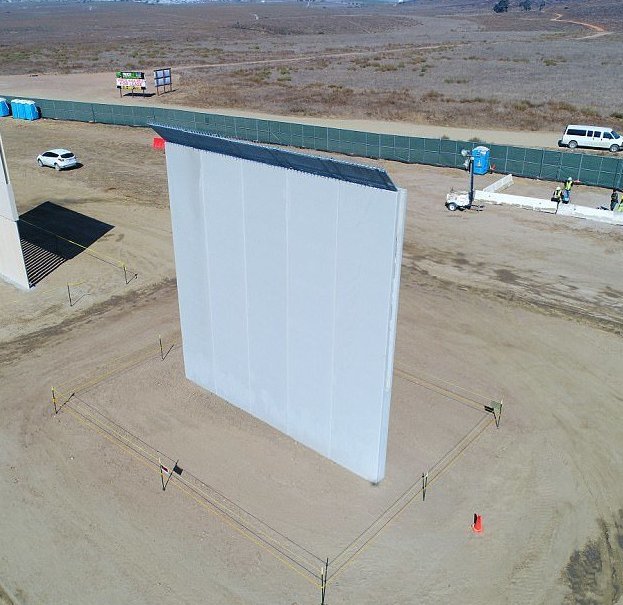 Восемь образчиков пограничной стены встали между США и Мексикой