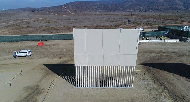 Восемь образчиков пограничной стены встали между США и Мексикой