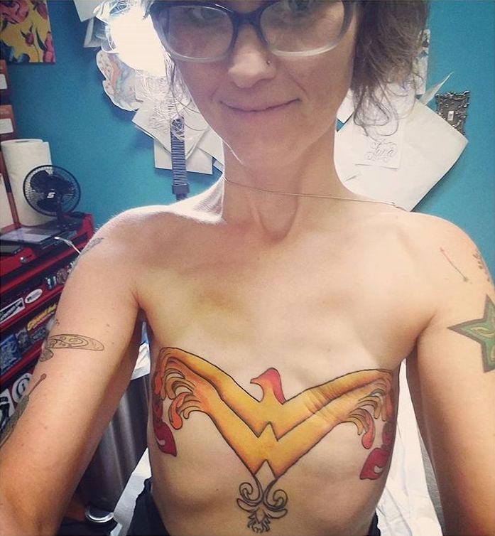Женщина сделала супергеройскую татуировку на груди, чтобы перекрыть шрамы от двойной мастэктомии