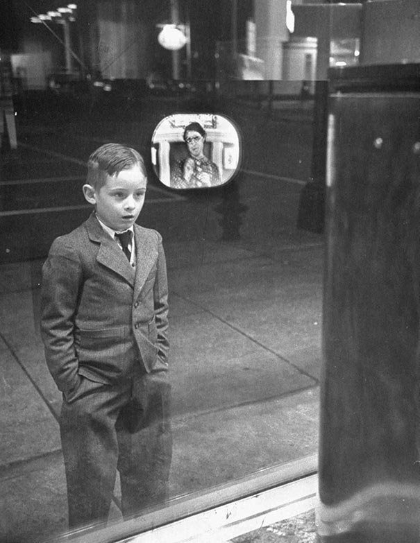 Мальчик впервые смотрит телевизор, установленный в витрине магазина, 1948 год