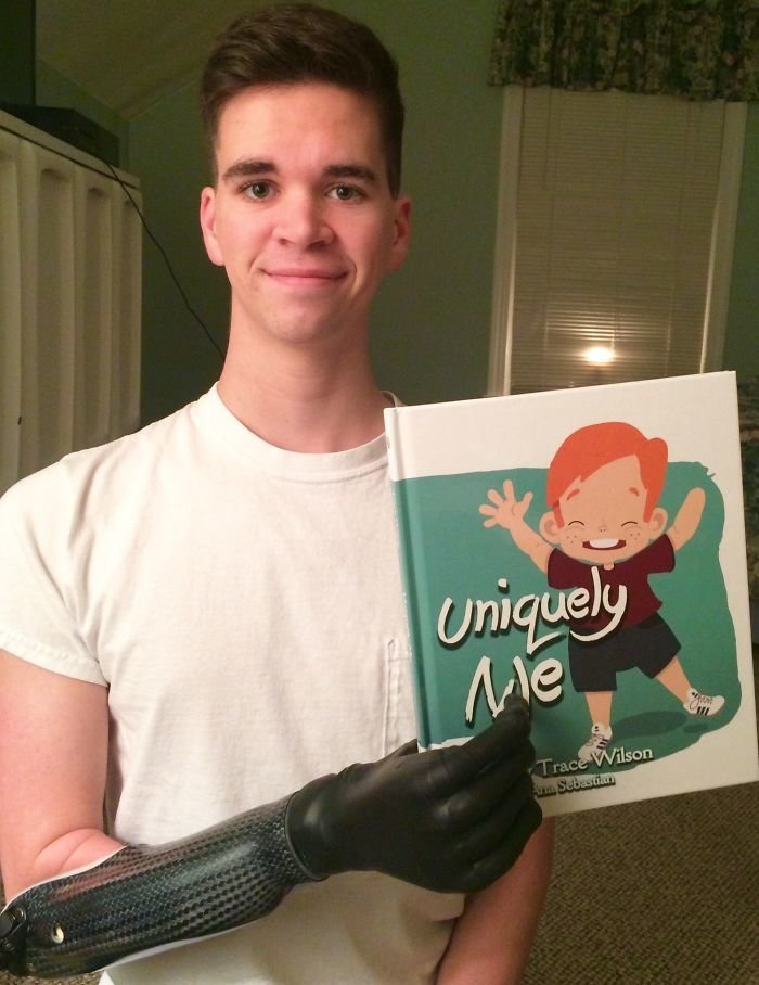 "Сегодня я впервые держал свою детскую книгу правой рукой"