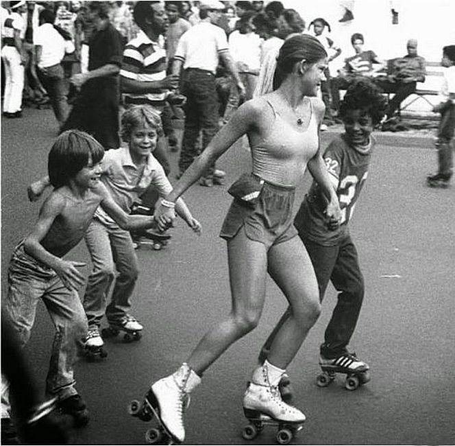 Девушка с детьми на роликах, 1970-е годы