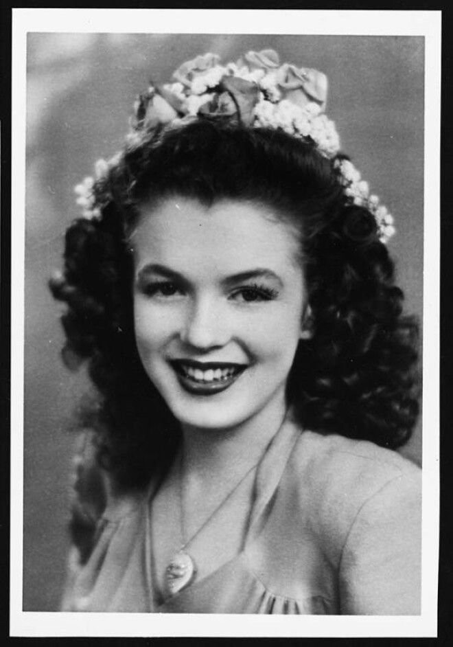 Норма Джин Мортенсон — 15-летняя королева красоты. Это был последний год, когда она была незамужней женщиной.