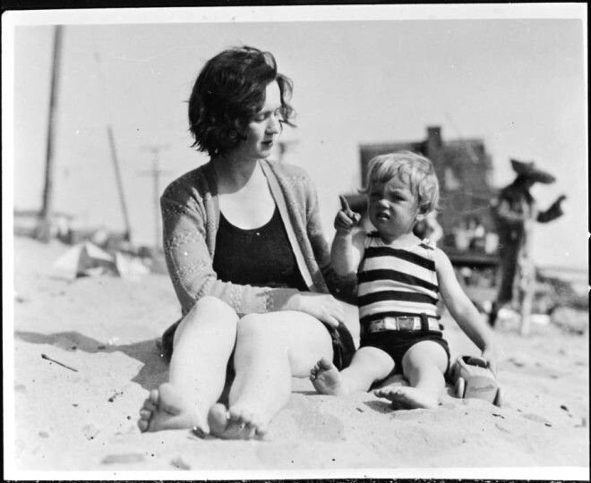 Маленькая Норма Джин Мортенсон с матерью, Глэдис Бейкер.