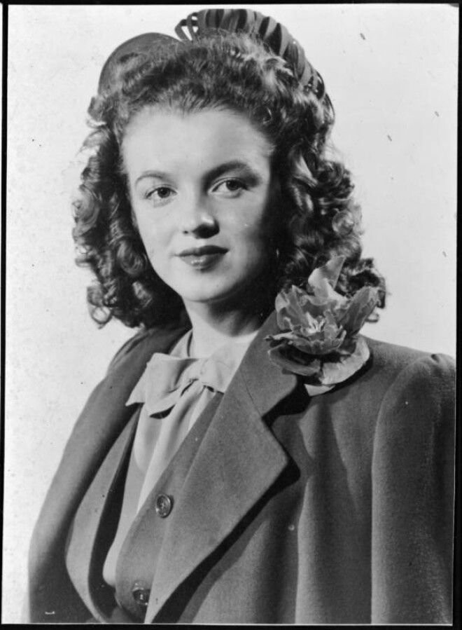 Норма Джин Мортенсон в 14 лет.
