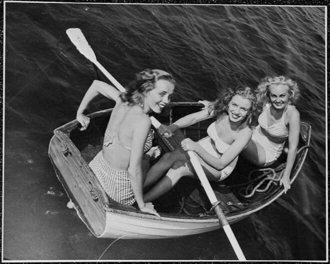 Юная Норма Джин Мортенсон (в центре) с подругами в лодке.