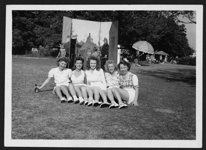 Юная Норма Джин Мортенсон (в центре) на празднике с подругами.