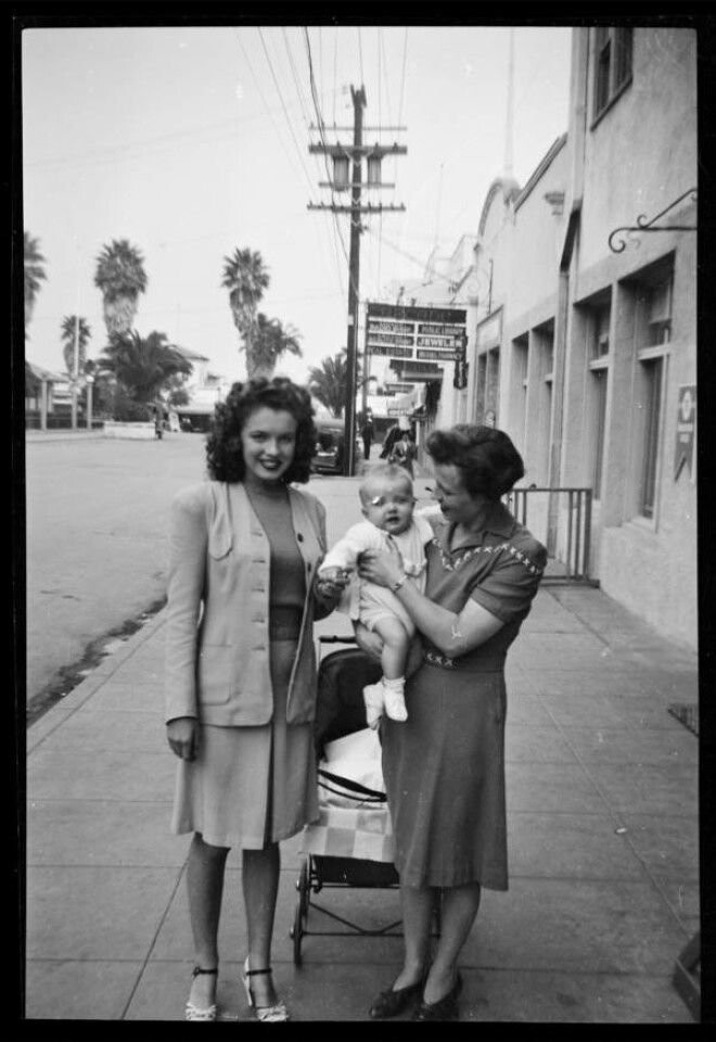 Норма Джин Мортенсон фотографируется с подругой и ее ребенком.