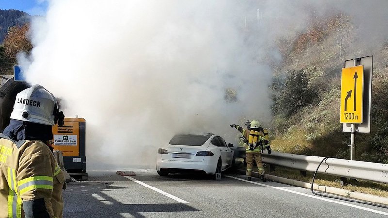 35 пожарных тушили автомобиль Tesla Model S