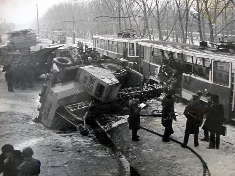 Челябинск. 22 декабря 1980. В аварии участвуют: КАМАЗ, трактор, ЗиЛ 130 и трамвай.
