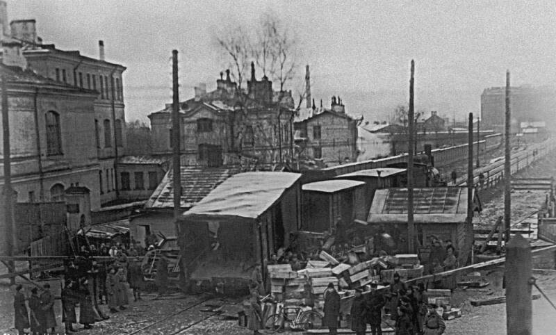 Поезд и трамвай столкнулись в Ленинграде. 1 декабря 1930. Эта трагедия до сих пор является крупнейшим ДТП с участием трамвая в Санкт-Петербурге.