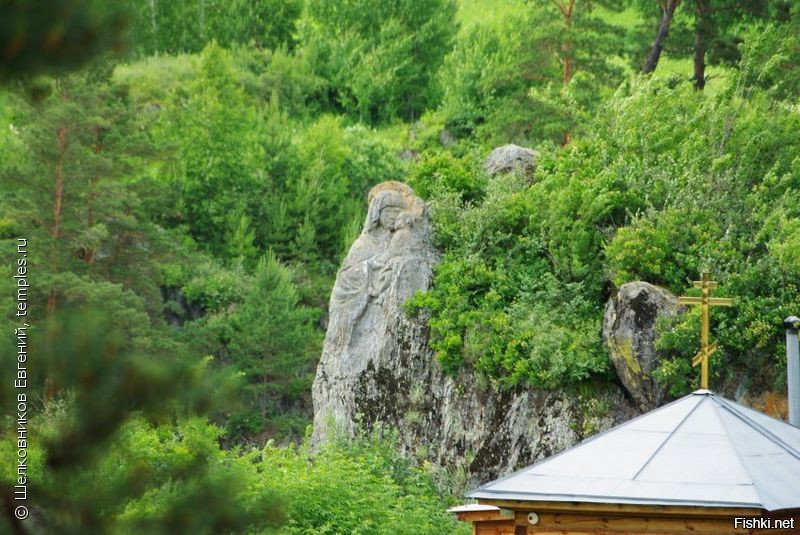 Остров Патмос в Алтае представляет из себя гигантский камень на реке Катунь