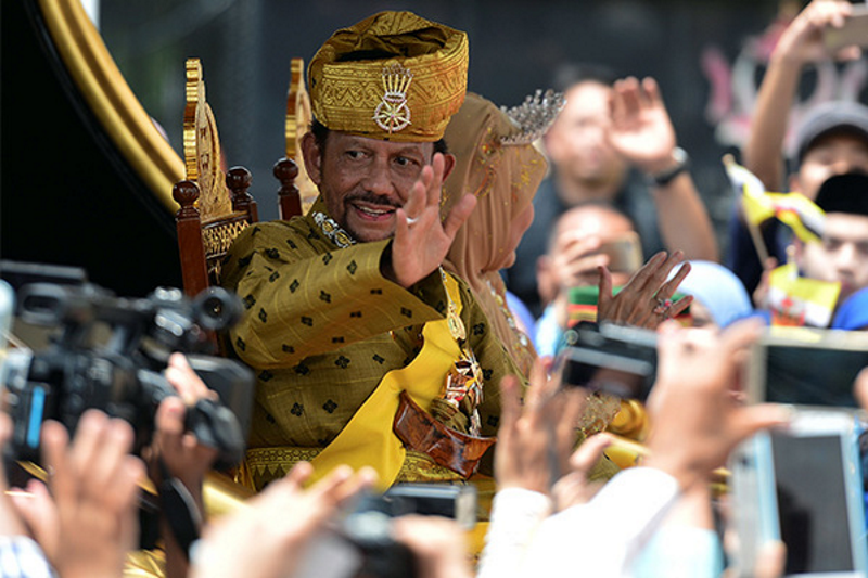 Мне — гарем, вам — Коран: Султан Брунея прожигает жизнь с малолетними женами втайне от подданных	