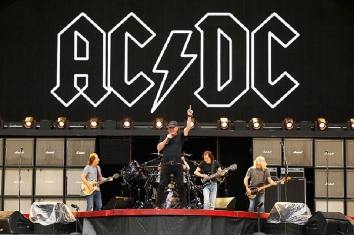 На 71-м году жизни скончался один из основателей легендарной рок-группы AC/DC