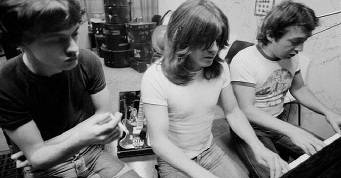 На 71-м году жизни скончался один из основателей легендарной рок-группы AC/DC