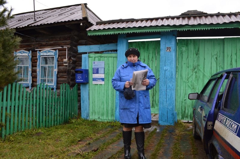 «Я знала, что это не оплачивается»: в Омской деревне почтальон бесплатно работает за фельдшера