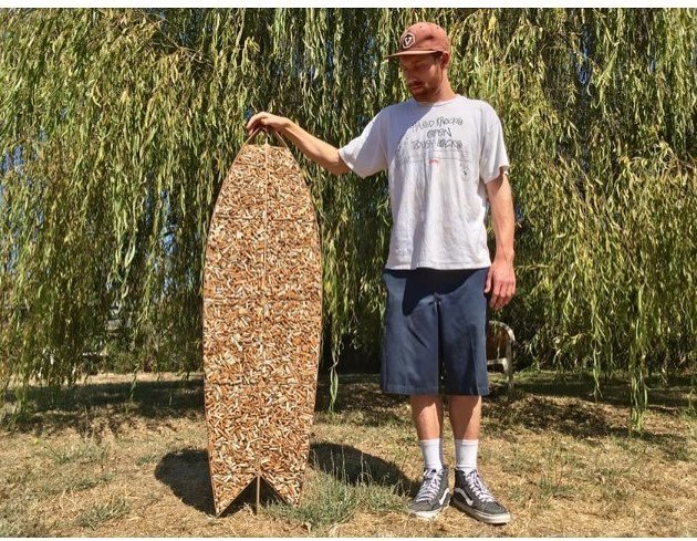 Сёрфер из Калифорнии смастерил доску из 10 000 окурков