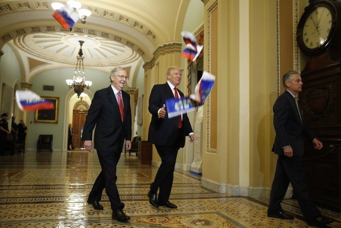 Активист с криком «Измена!» бросил в президента США несколько российских флажков