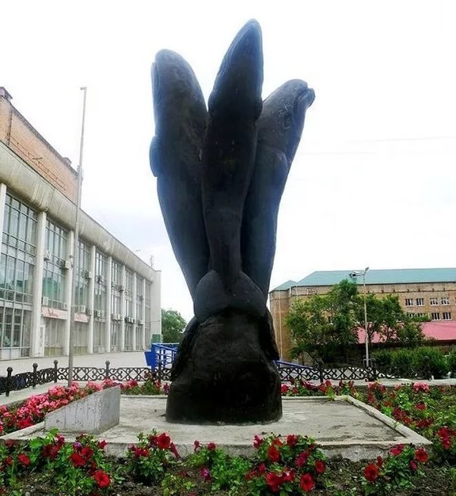 Памятник «Три кита» работы американского скульптора Фейбера