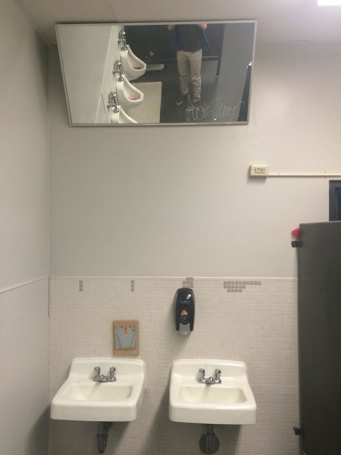 Супер-зеркало в школьном туалете