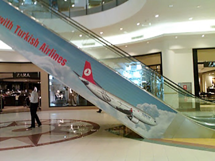 Реклама Turkish Airlines на эскалаторе: может, лучше наоборот?
