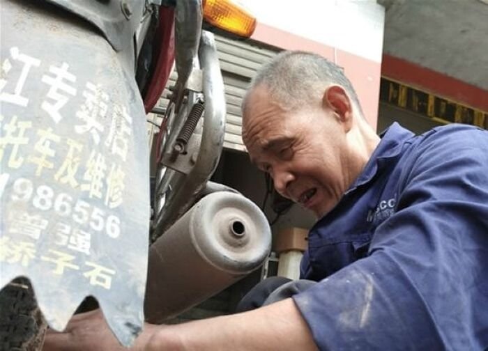 Слепой китаец зарабатывать на жизнь ремонтируя технику