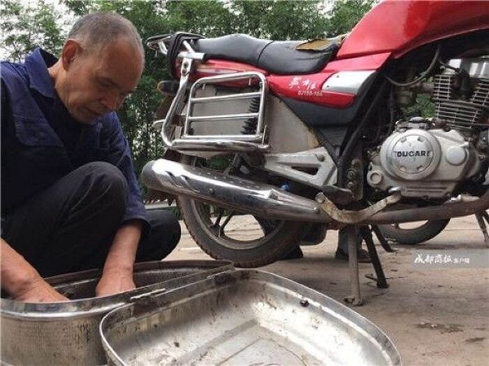 Слепой китаец зарабатывать на жизнь ремонтируя технику