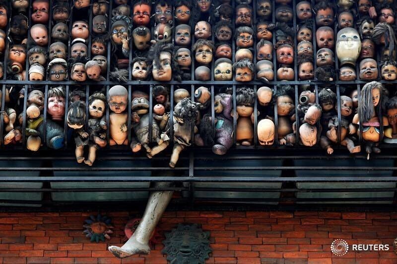 Жуткая коллекция кукол на балконе Этаниса Гонсалеса в Каракасе 
