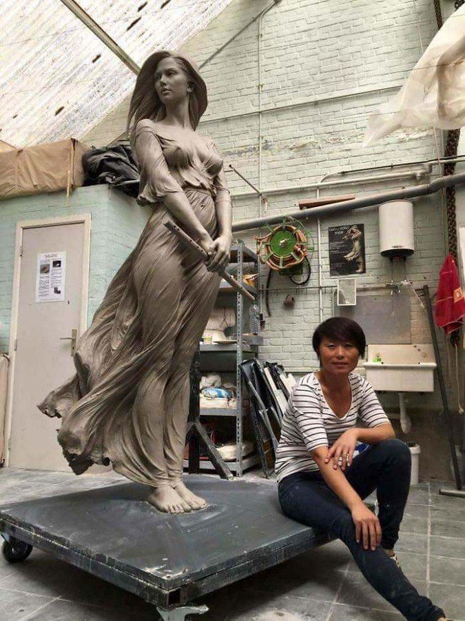 Скульптор создала сексуальную и поразительно реалистичную статую девушки