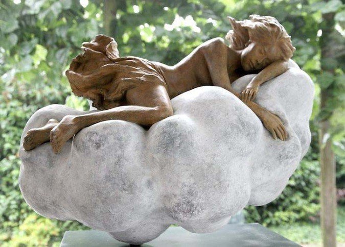 Скульптор создала сексуальную и поразительно реалистичную статую девушки
