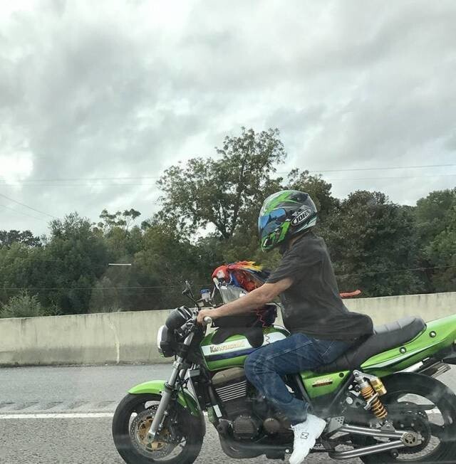 Мотоциклист с ара