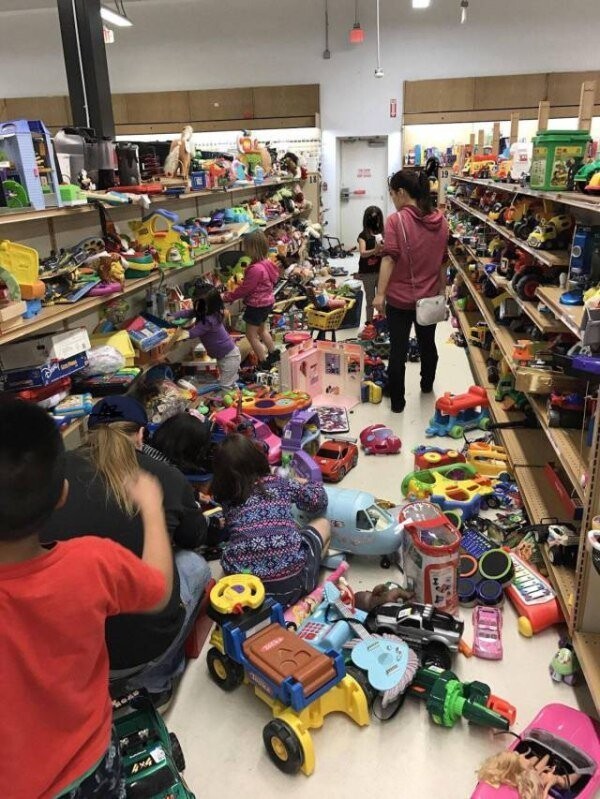 Дети в магазине игрушек 