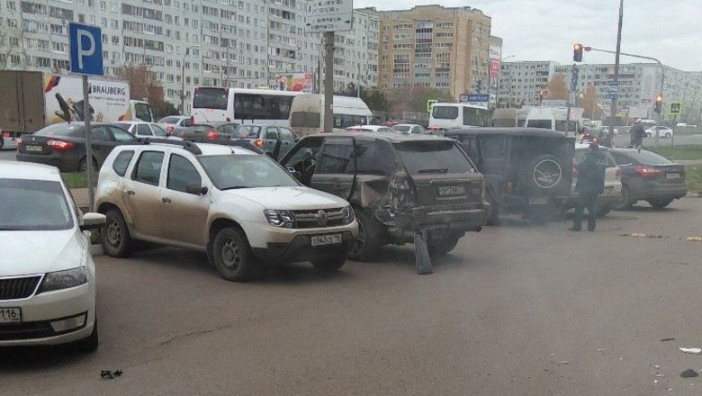 В Челнах автомобиль протаранил крыльцо ресторана