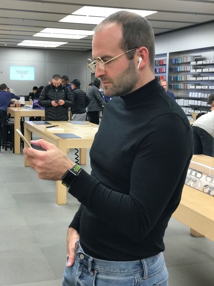 "Заскочил в Apple store в своем костюме.."