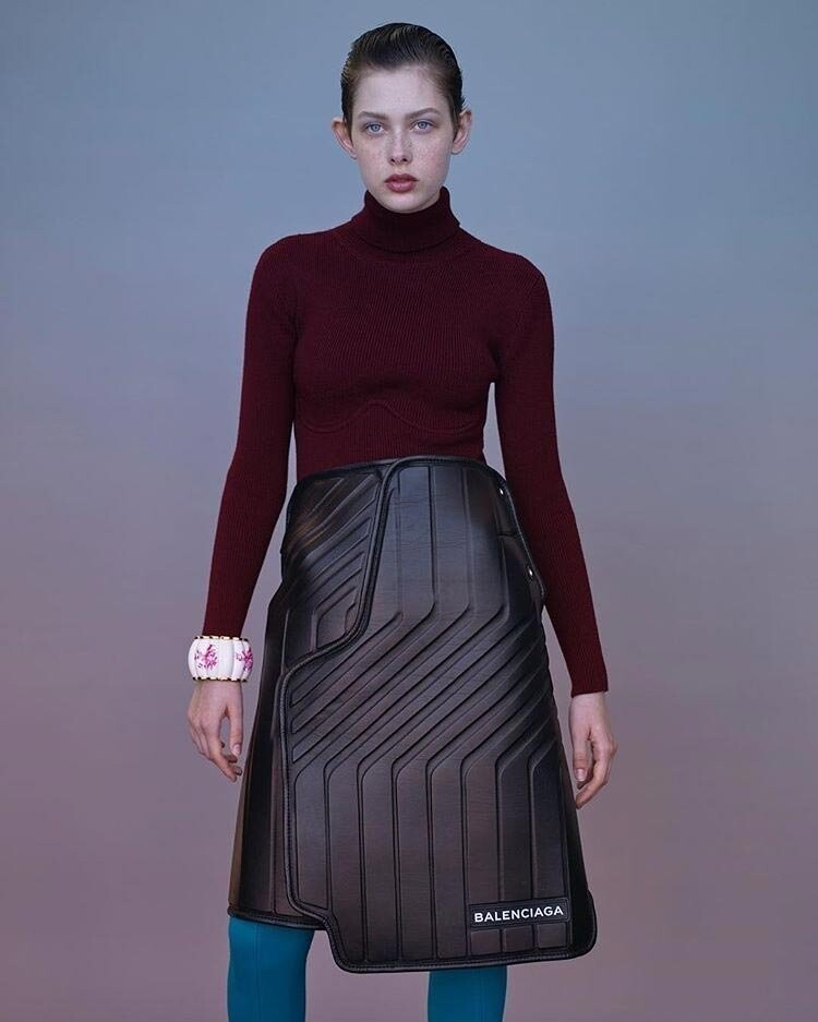 К концу года бренд Баленсиага вновь решил вывести общественность из равновесия, представив юбку за $ 2200, которая выглядит точь-в-точь как свернутый автомобильный коврик