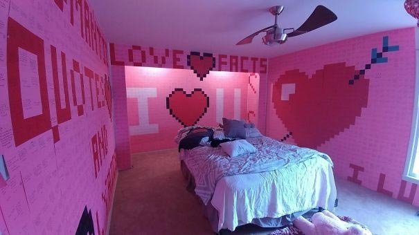 "Мой муж сделал нашу комнату 8-битной на День святого Валентина, использовав для этого более 7000 бумажных стикеров, на которых написал воспоминания из наших отношения"